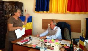 Primarul unei comune din Arad trimite asistaţii social la muncă. "Sper să nu ne facă surprize urâte şi să refuze să se angajeze"