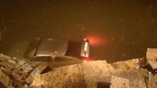 Accident spectaculos în Capitală. A plonjat cu bolidul de lux în Dâmboviţa, după ce a vrut să vadă cât de performantă e maşina