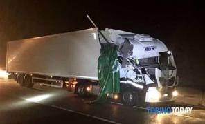 Un şofer român de TIR, aproape de moarte în Italia, după ce a făcut praf cabina într-un camion bulgăresc