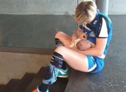 Două românce, jucătoare de handbal în Spania, îşi alăptează bebeluşii în timpul meciurilor