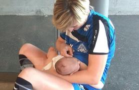 Irina Pop, surprinsă în timp ce-și alăptează fiica, în pauza unui meci