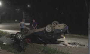 Maşina răsturnată în urma impactului cu stâlpul, pe o stradă din Suceava