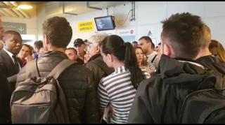 Zeci de pasageri români blocaţi de 24 de ore pe aeroportul din Paris. Cursa lor de Bucureşti a fost amânată