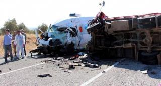 Grav accident rutier în Turcia. Opt oameni au murit, după ce un micribuz s-a izbit puternic de un camion cu muncitori