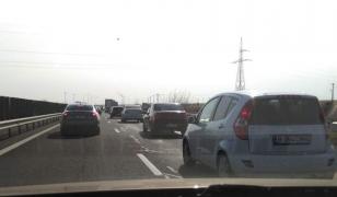 Accident cu 3 maşini pe Autostrada Soarelui. Circulaţia este îngreunată