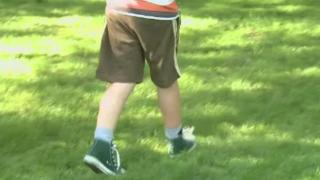 Băieţel de 11 ani surprins făcând propuneri şocante fetiţelor, după blocuri. O copilă de 4 ani, la un pas să fie batjocorită pentru 2 lei