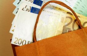 Plic cu 33.000 de euro, găsit de un paznic într-un supermarket din Capitală