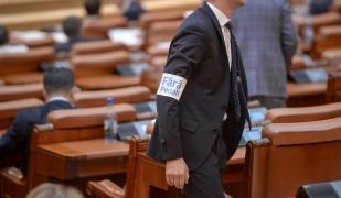 Deputat purtând banderola cu mesajul: "#Fara Penali" în Parlament