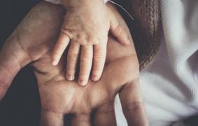 Modificări la Legea Adopţiilor. Atestatul pentru persoanele apte să adopte, valabil mai mult timp, sprijin financiar pentru familii