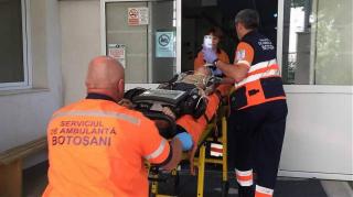 O ambulanță cu pacient a spulberat o vacă, la Botoşani