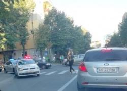 Fetiţă spulberată pe o trecere, în Piteşti, transportată de urgenţă la spital