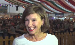 Carmen Iohannis, la petrecerea din Piaţa Mare a Sibiului: Este foarte bine că se păstrează tradiţia şi spiritul german (Video)