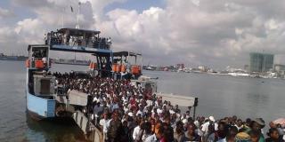 Feribot cu 400 de persoane la bord, scufundat în lacul Victoria, Tanzania. Primul bilanţ indică peste 200 de morţi