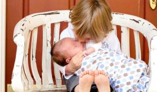 Dramă pentru două surioare românce, de 7 luni şi 2 ani, găsite abandonate în maşină, în Italia