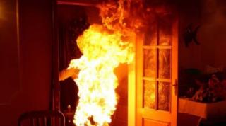 O tânără și-a dat foc la Ceptura, în Prahova. Un vecin a scos-o în flăcări din casă, femeia este în stare de şoc