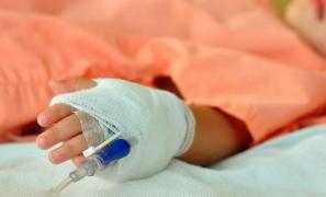 Halucinant! Copilaş de numai 2 ani, trimis cu taxiul la spital după ce şi-a rupt mâna la o grădiniţă din Vaslui