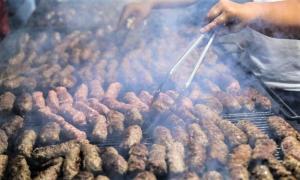 A murit la coadă la mici, lângă grătarul sfârâind. Oamenii s-au speriat puţin, dar s-au aliniat la loc