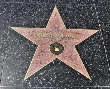 Steaua lui Donald Trump de pe Walk of Fame din Los Angeles a fost vandalizată