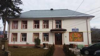 Copii de clasa întâi, jefuiţi şi bătuţi crunt într-o şcoală din Neamţ de elevi mai mari. Directorul şcolii va cere ajutorul Poliţiei