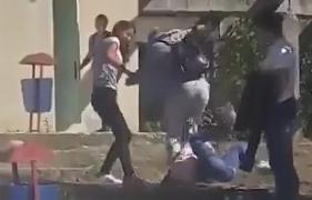 O elevă de 14 ani din Puieşti, Vaslui, i-a dat un picior în cap unei colege, sora iubitului ei. Fata a leşinat pe loc