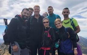 Preşedintele Iohannis a făcut poze cu turiştii care au urcat pe Vârful Moldoveanu