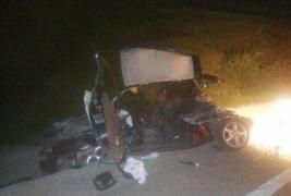 Un TIR care transporta oi s-a răsturnat peste o mașină, într-o curbă pe DN13, în Brașov. Sunt victime încarcerate