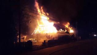 Casa cântăreţei de muzică populară Laura Lavric, în flăcări. Incendiu violent la Costişa, în Suceava