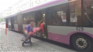 Două mămici cu bebelușii în cărucior, umilite de un şofer de autobuz sub privirile călătorilor indiferenţi