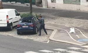 Un roman a distrus o masina parcata pe o strada din Viena