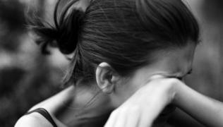 Tânără goală şi desculţă fuge disperată pe o stradă din Braşov de iubitul cunoscut pe Facebook