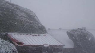 Ninge abundent la munte, temperaturile au scăzut până aproape de pragul de îngheţ