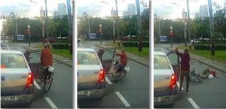 Biciclistă "placată" decisiv cu portiera maşinii. Accident surprins live de un şofer, în traficul din Arad