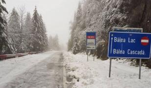 Turişti blocaţi cu maşinile pe Transalpina din cauza viscolului şi a zăpezii