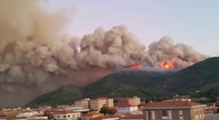 Incendiu puternic în regiunea Toscana din Italia. Sute de oameni au fost evacuaţi din casele lor (Video)