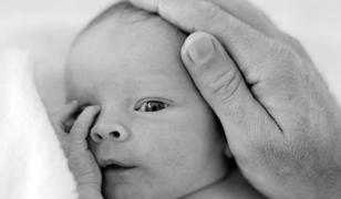 Bebeluş mort în condiţii suspecte, în braţele mamei, la Botoşani