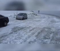 Iarnă în toată regula pe Transfăgărăşan. Drumarii intervin cu antiderapant şi utilaje cu lamă (Video)