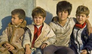 Nouă fraţi din Vaslui, crescuţi în condiţii îngrozitoare de tatăl care îi bătea şi îi dădea afară din casă