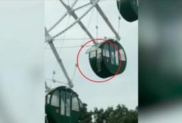 Băiat de cinci ani, filmat în timp ce atârnă de cap la 40 de metri înălțime, într-un parc de distracții