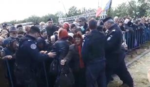 Mii de oameni s-au călcat în picioare la sfinţirea Mănăstirii Măxineni din Brăila