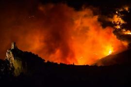 Incendiu de proporții în Toscana, lângă Pisa. Focul ar fi fost pus intenționat, sute de oameni au fost evacuați (Video)