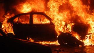 Un bărbat din Târgovişte a ars de viu, după ce şi-a dat foc în maşină şi s-a blocat în interior