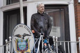 Fondatorul Wikileaks, Julian Assange, pe balconul ambasadei Ecuadorului din Londra, Marea Britanie