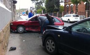 Şofer de 18 ani cu permisul abia luat, spulberat de un şofer bătrân de 81 de ani, care nu s-a asigurat