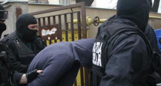 Un bărbat din Reşiţa a fost arestat în propria casă, unde poliţiştii l-au găsit în pat cu un băiat de 13 ani