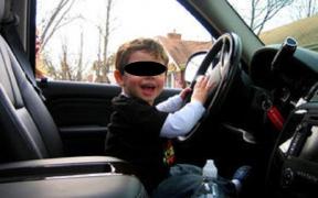 Copil de 4 ani la volan, accident groaznic la Oradea. A lovit un om, o maşină pe contrasens şi s-a oprit într-o poartă