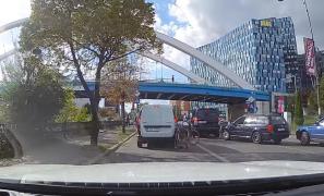 Un bărbat în căruţ cu rotile intră cu viteză într-o maşină, apoi cere bani ca să nu cheme poliţia