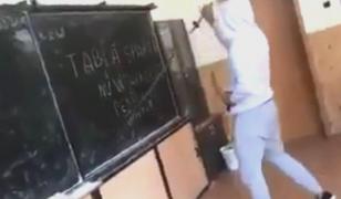 Imagini şocante într-un liceu din Slatina. Un elev a venit cu o sabie la ore şi a spart tabla