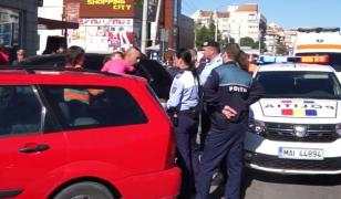 Fetiţă de doi ani, abandonată în maşină la Botoşani de părinţi