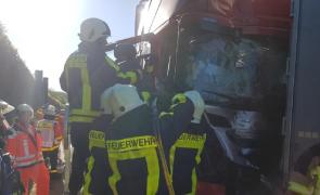 Un şofer român de TIR e pe patul de moarte în Germania, după un accident teribil cu trei camioane