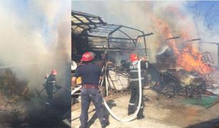 Incendiu puternic la o fabrică de mobilă din Vâlcea. Focul arde pe o suprafaţă de 75 de mp (Video)